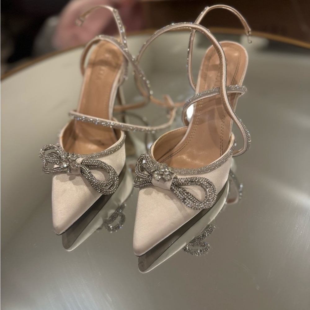 Elegant white Bow Heels